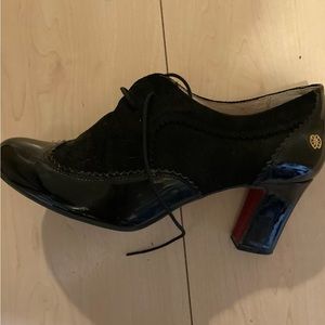 Stylish Cuplé heeled shoes, black patent and suede